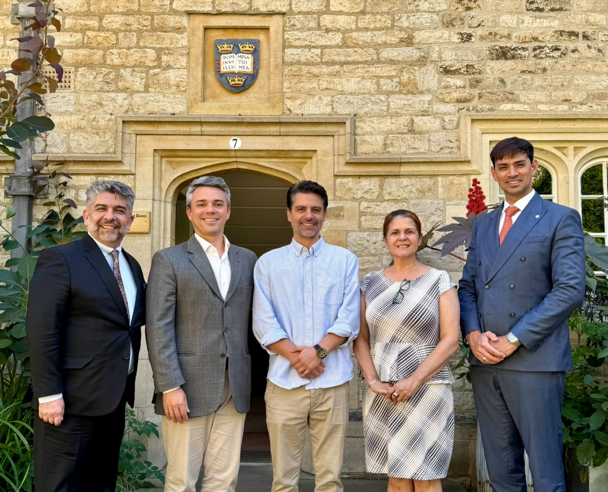 Dr Felipe Krause stands inbetween Saul Tourinho Leal, Ariel Palacios, Vitoria Nabas, and William Akerman outside an Oxford college building