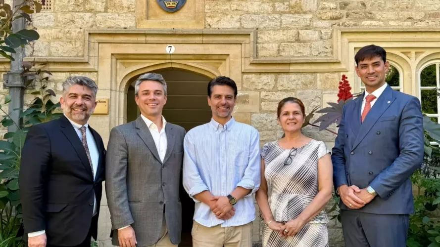 Dr Felipe Krause stands inbetween Saul Tourinho Leal, Ariel Palacios, Vitoria Nabas, and William Akerman outside an Oxford college building