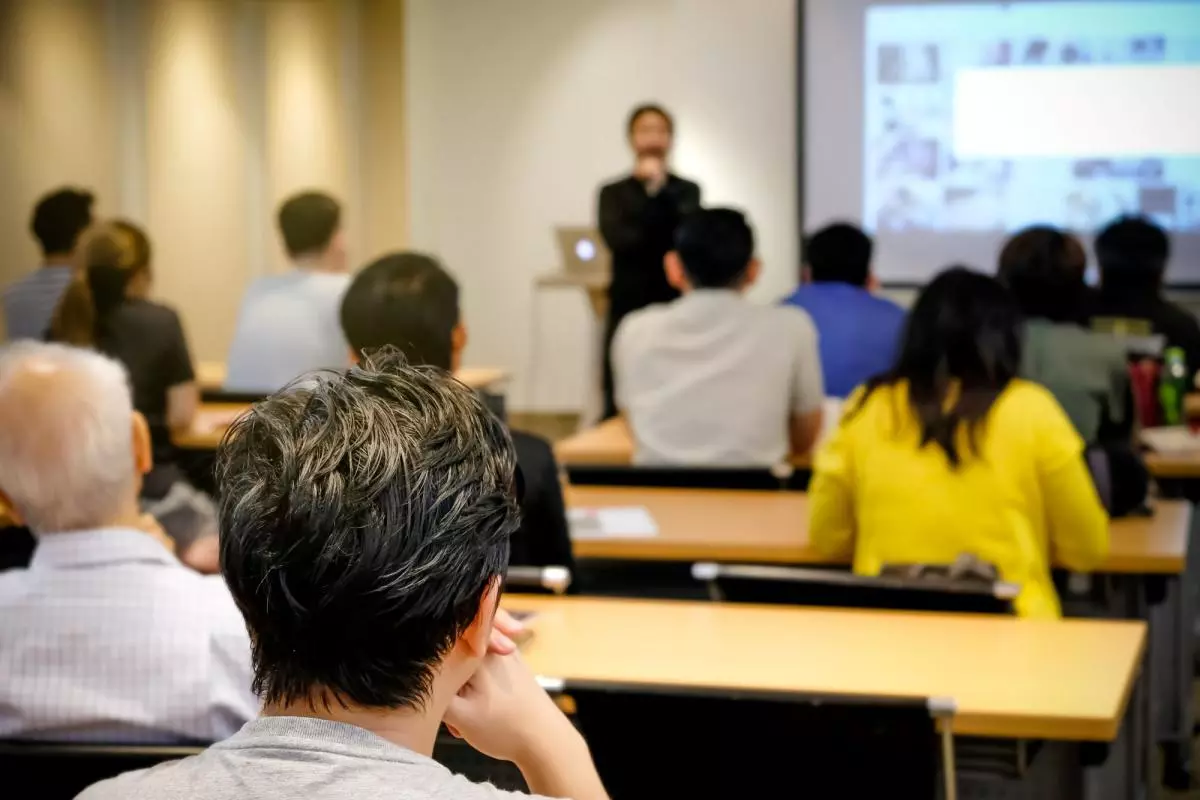 A group of people in a seminar, seen from behind. Credit: Daruna - stock.adobe.com